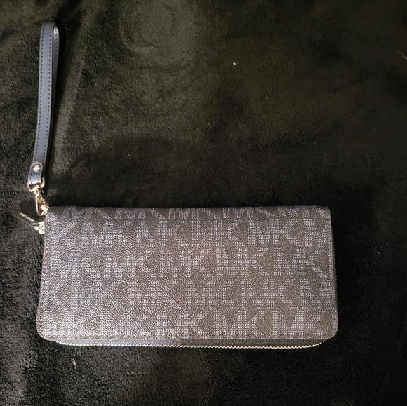 Clutch - Picture 2 of 3